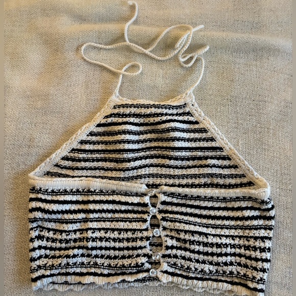 Cropped Knit Halter Top - Picture 3 of 3